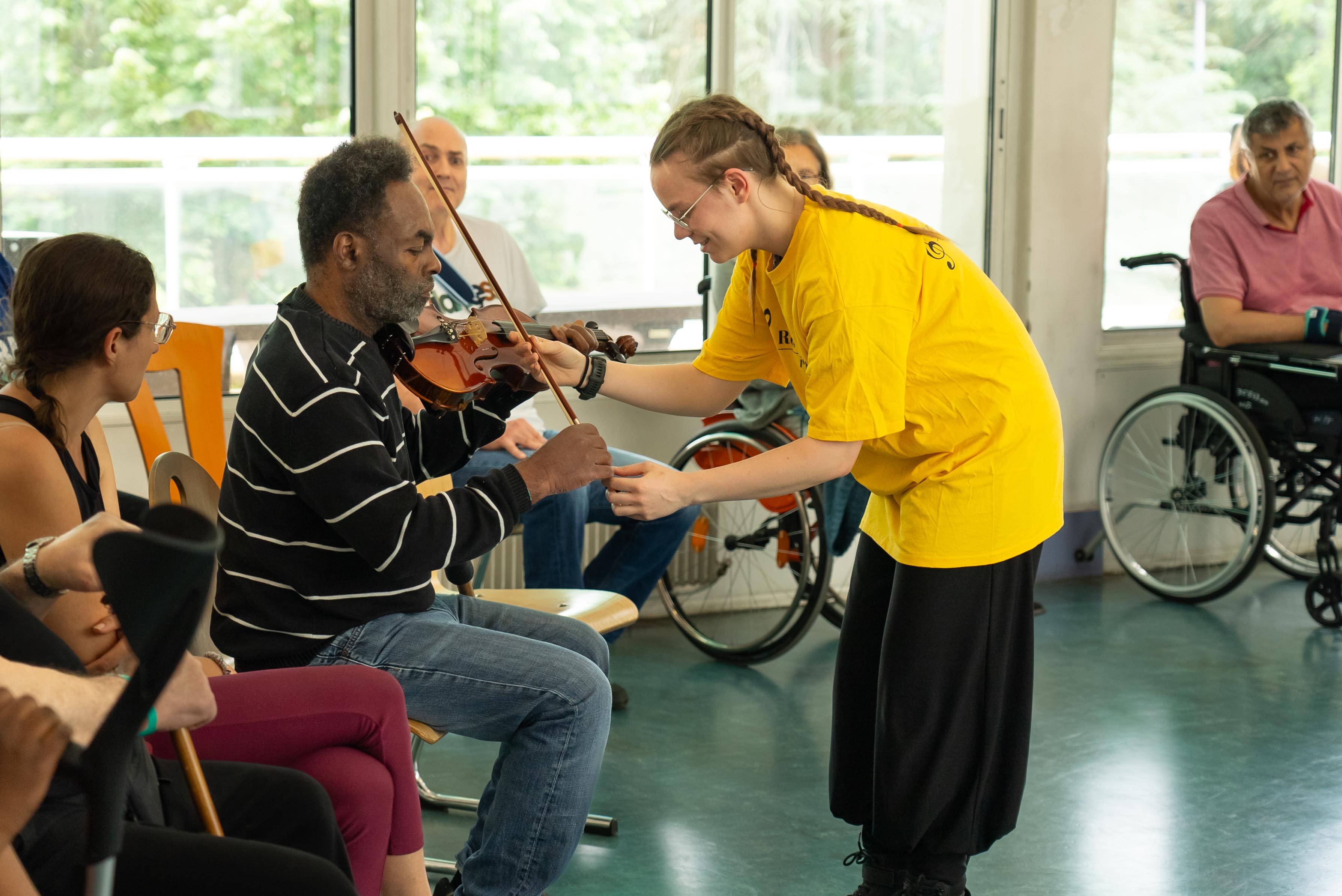 Bénévole Résonansemble lors d’un concert en hôpital